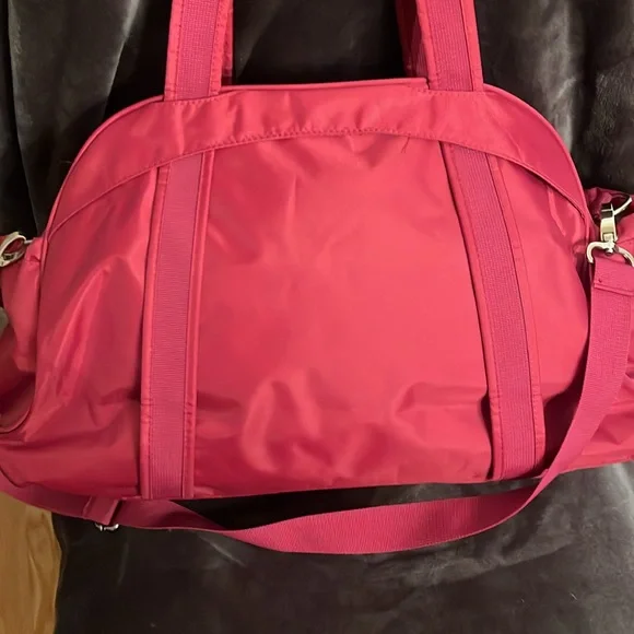 Avia magenta gym or travel bag - Picture 3 of 7